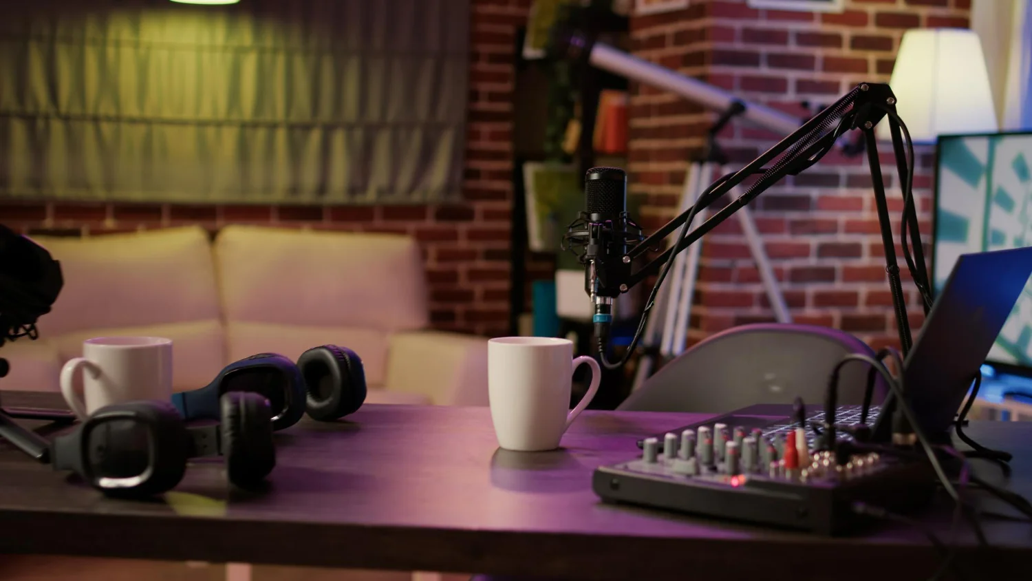 Estúdio de gravação com equipamentos para podcast profissional