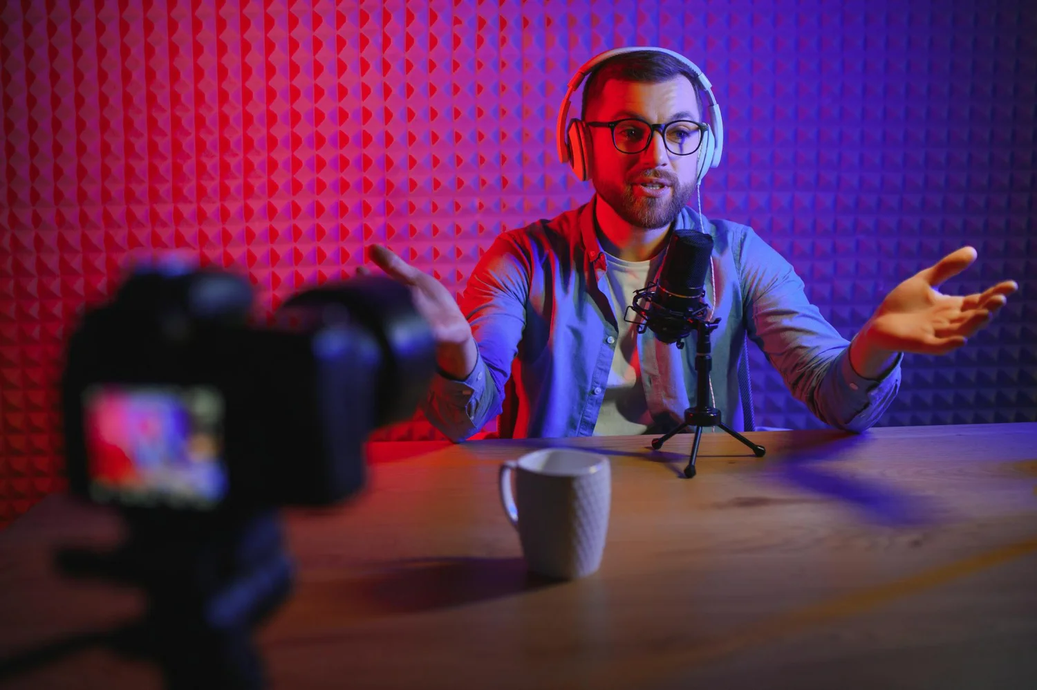 Produtor de conteúdo grava podcast em estúdio depois de aprender a duração ideal de podcast