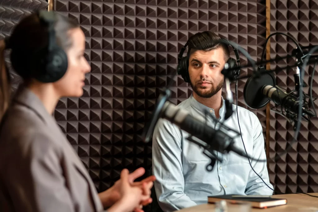 Homem entrevista convidada mulher depois de decidir entre gravar podcast sozinho ou com convidados